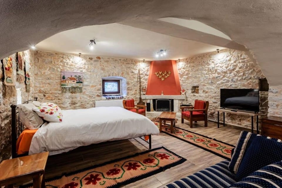 Bed, Photo of the whole room, Seating area, Bedroom