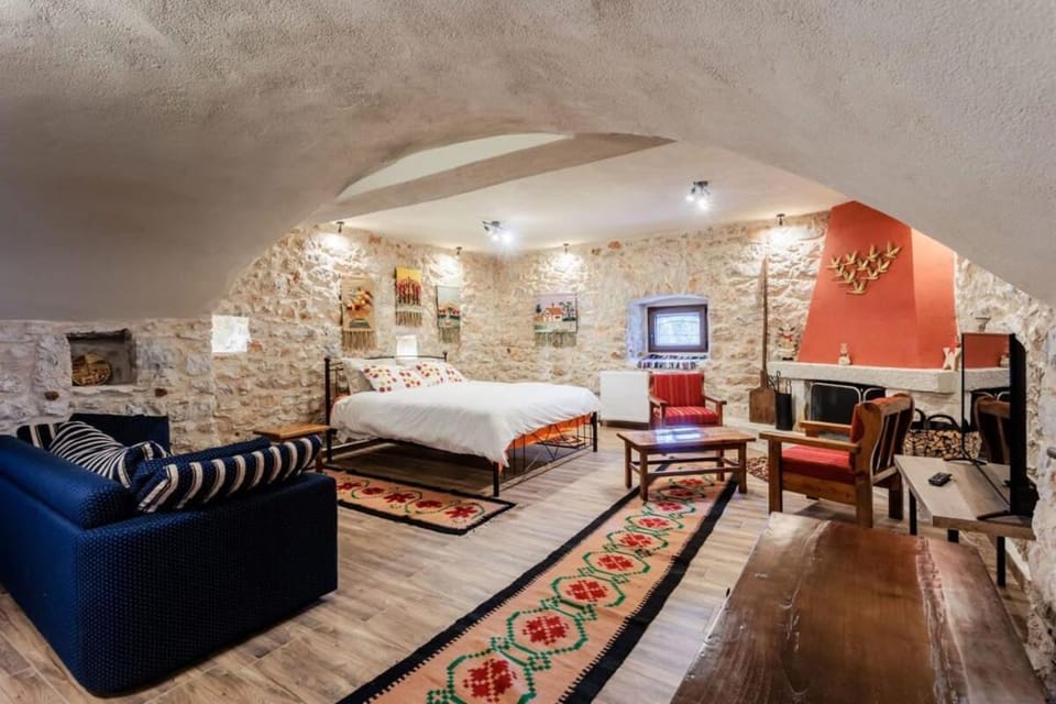 Bed, Living room, Photo of the whole room, Seating area, Bedroom