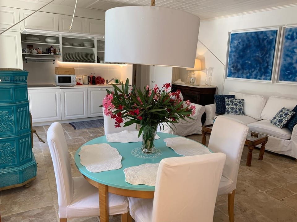 Kitchen or kitchenette, Living room, Seating area, Dining area