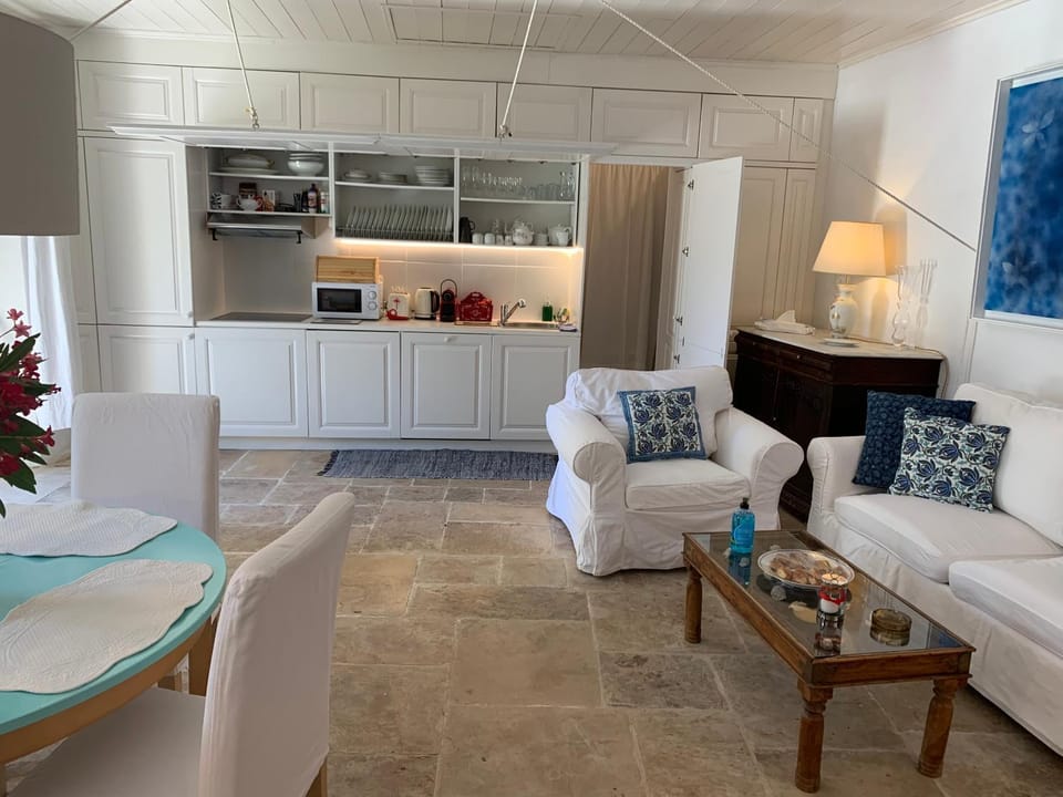 Kitchen or kitchenette, Seating area