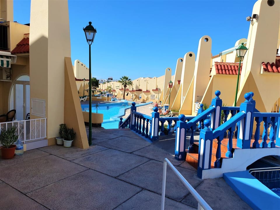 Day, Pool view