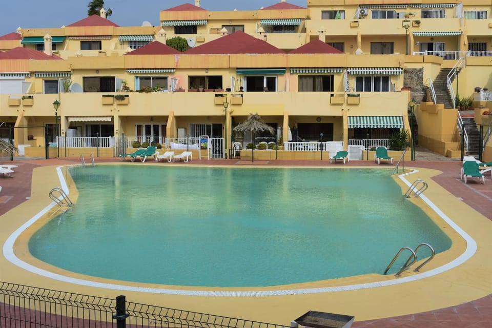 Property building, Day, Pool view, Swimming pool, sunbed
