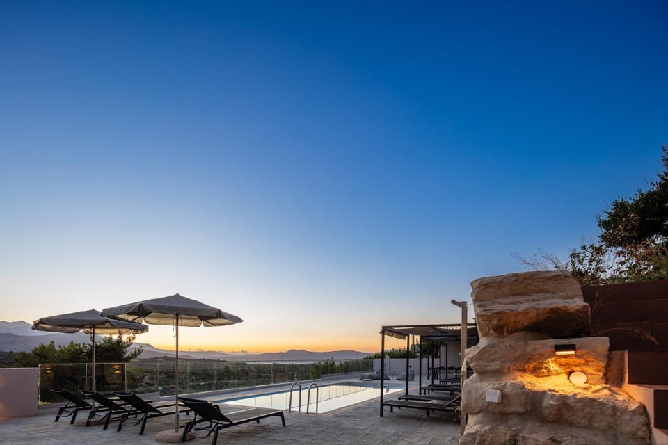 Shower, Natural landscape, BBQ facilities, Pool view, Sea view, Swimming pool, Sunset, locker, sunbed