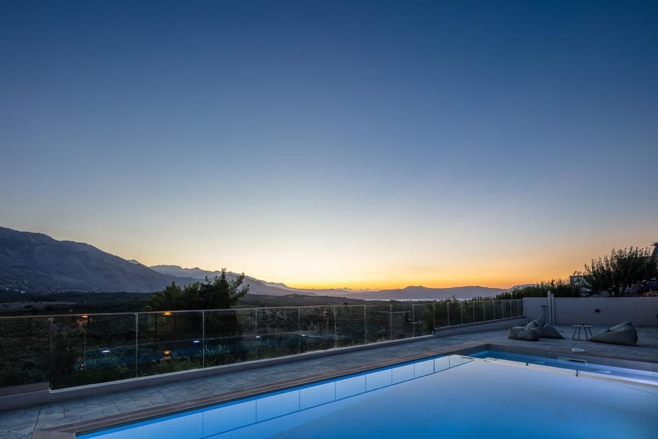 Shower, Natural landscape, Summer, BBQ facilities, Mountain view, Pool view, Sea view, Swimming pool, Sunset, locker, sunbed