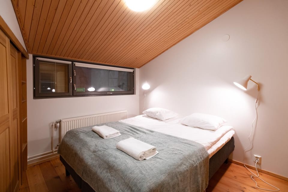 Bed, Bedroom, towels