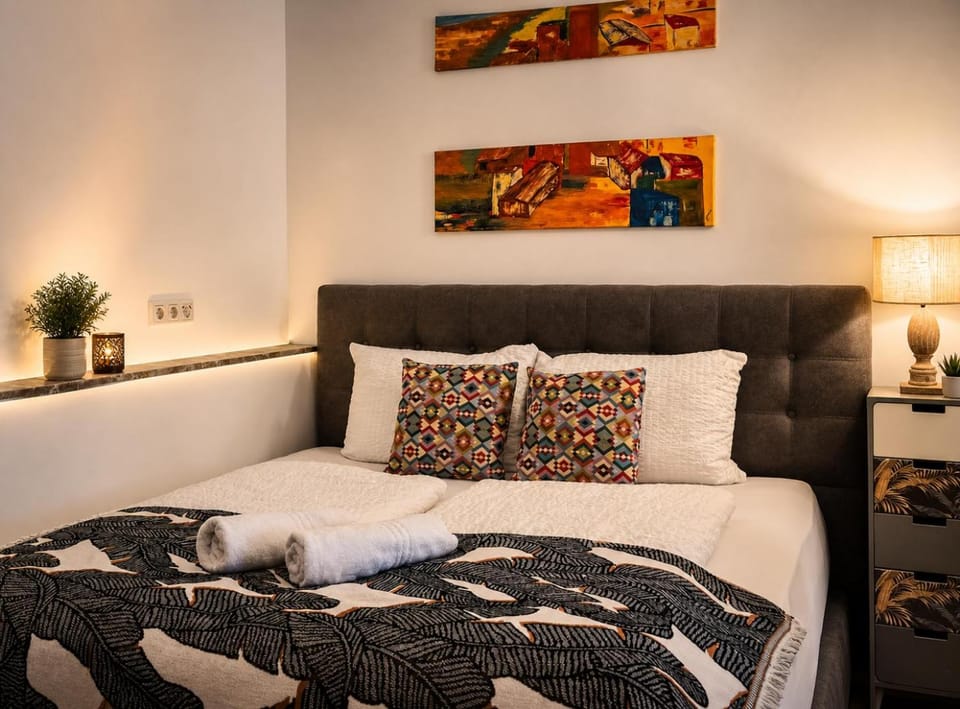 NUJU Rentals - 4-Zimmer, 10 Gäste, Wintergarten & Terrasse & Parkplatz Vacation rental in Bielefeld