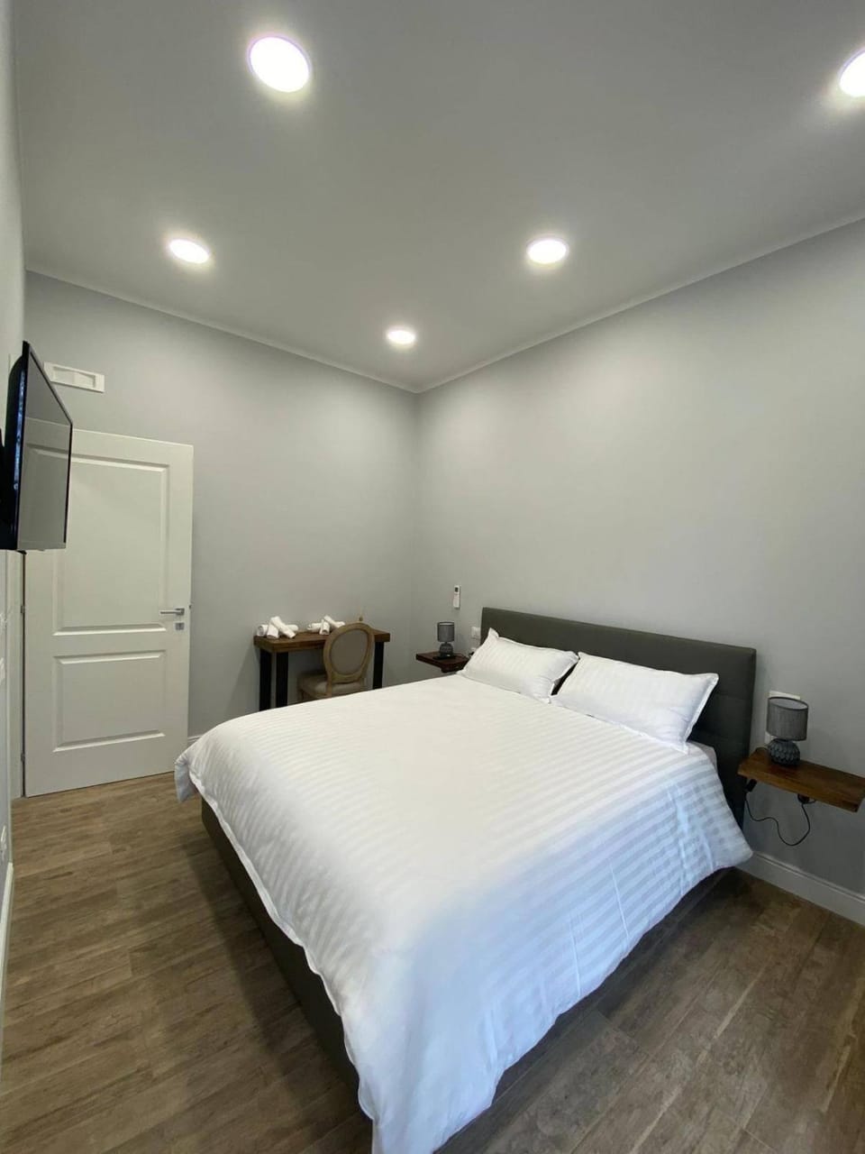 Bed, TV and multimedia, Photo of the whole room, Bedroom