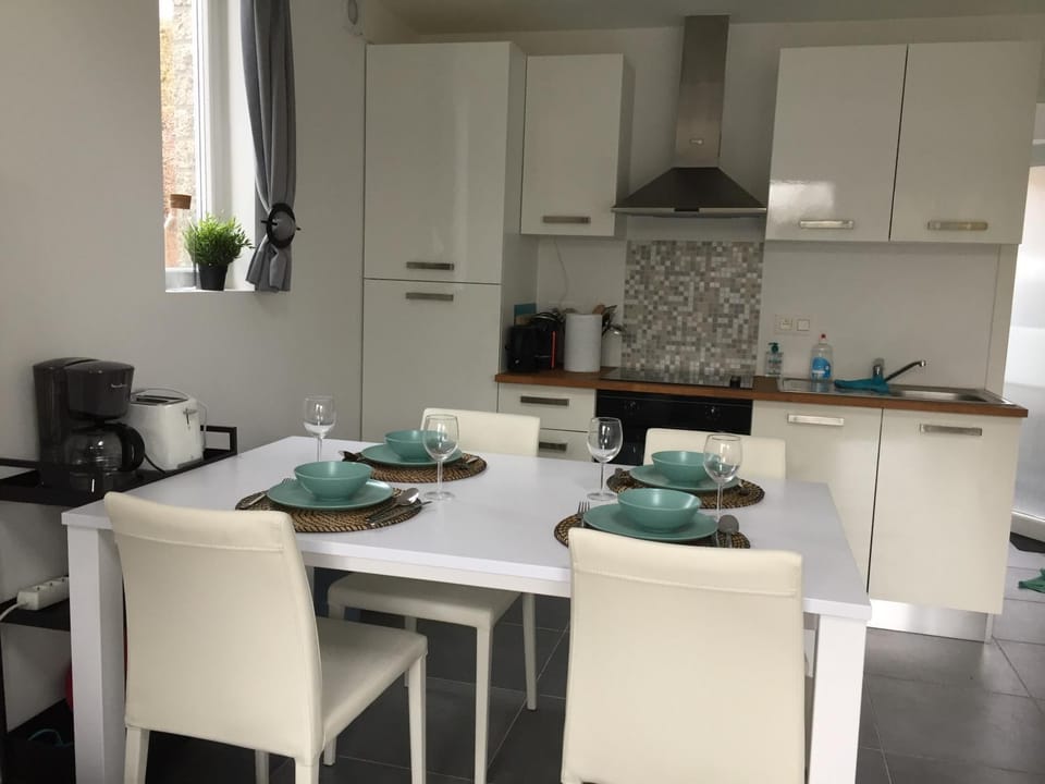 Dining area, Breakfast, minibar, pet friendly, stove