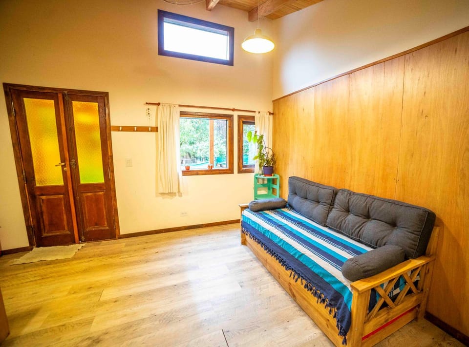 Casa en entorno de bosque, cerca de playas y cerros Chalet in Neuquén Province, Argentina