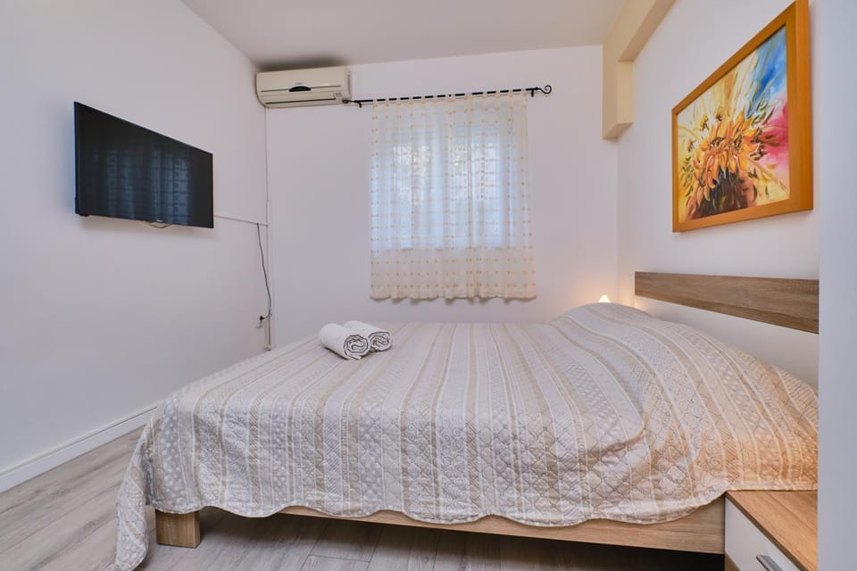 Bed, TV and multimedia, Photo of the whole room, Bedroom