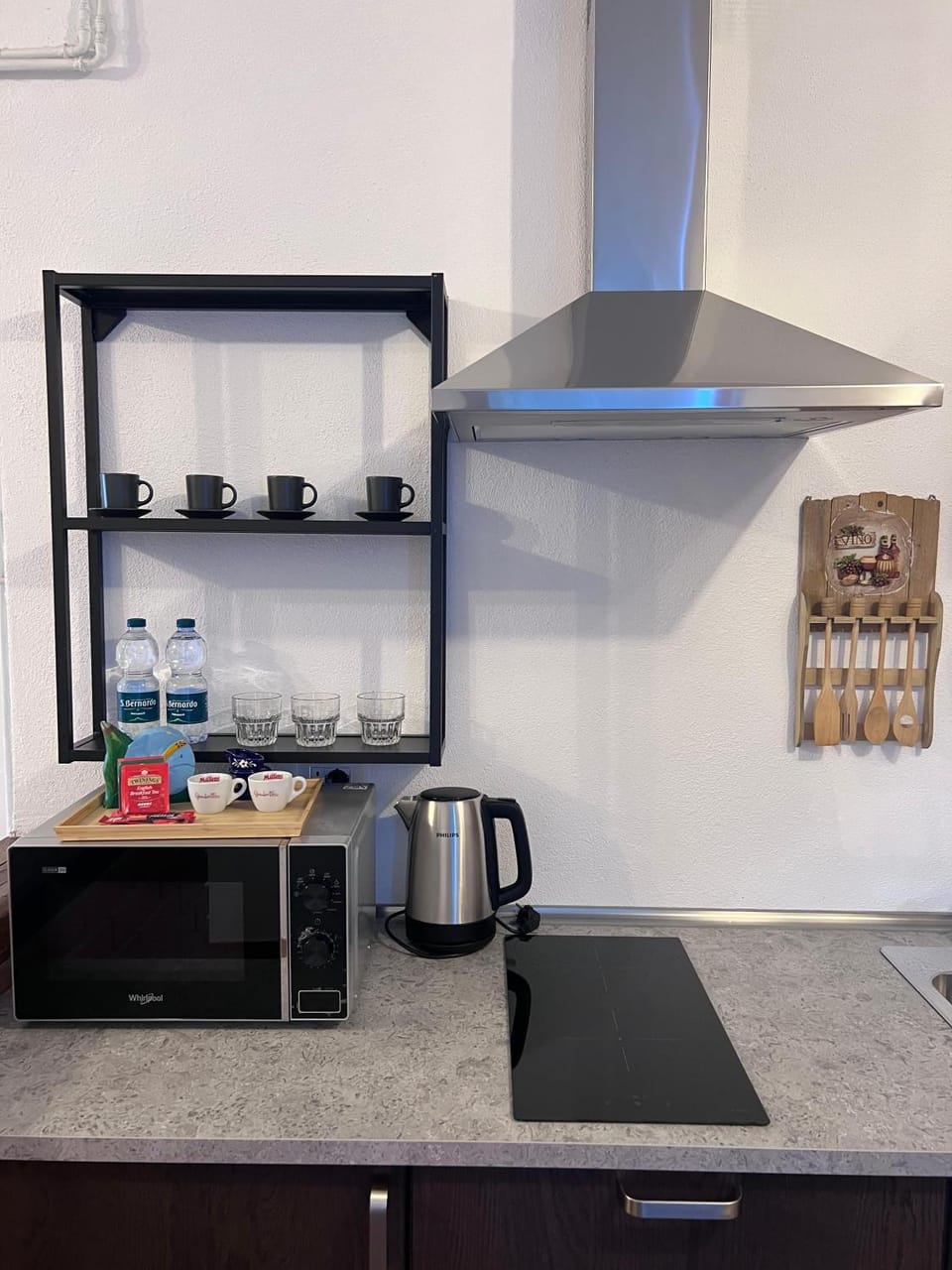 Coffee/tea facilities, Kitchen or kitchenette, stove