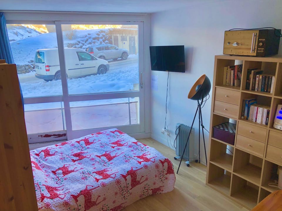 Communal lounge/ TV room, Bed, Photo of the whole room, Bedroom