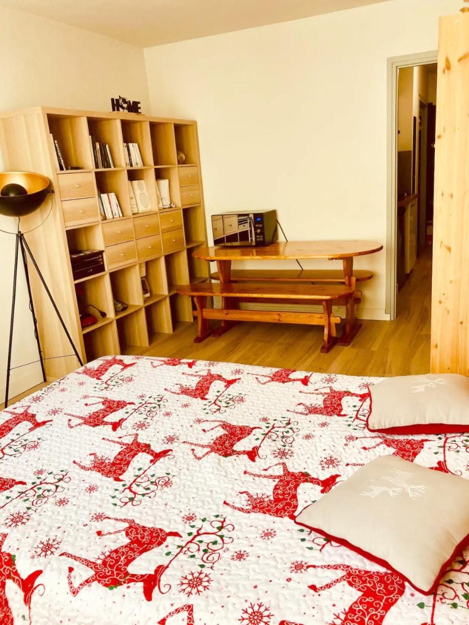 Photo of the whole room, Bedroom, hair dresser
