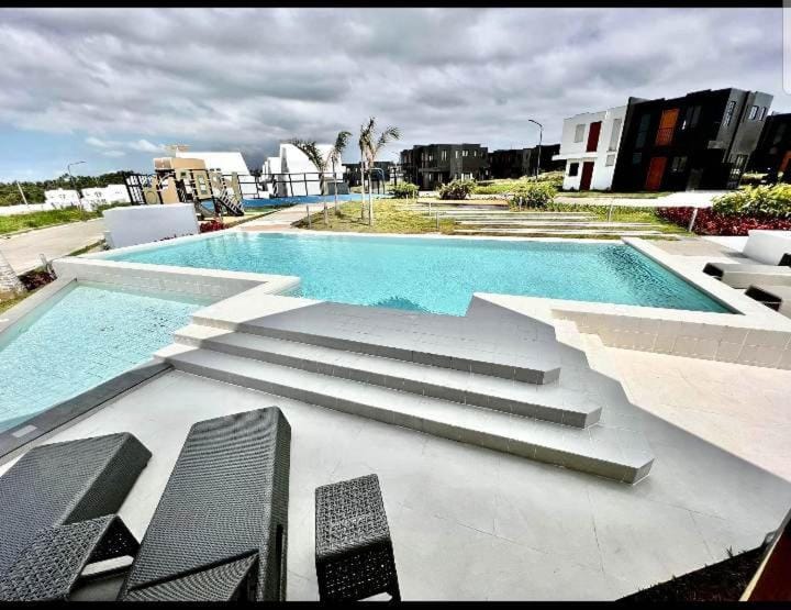 Swimming pool, sunbed