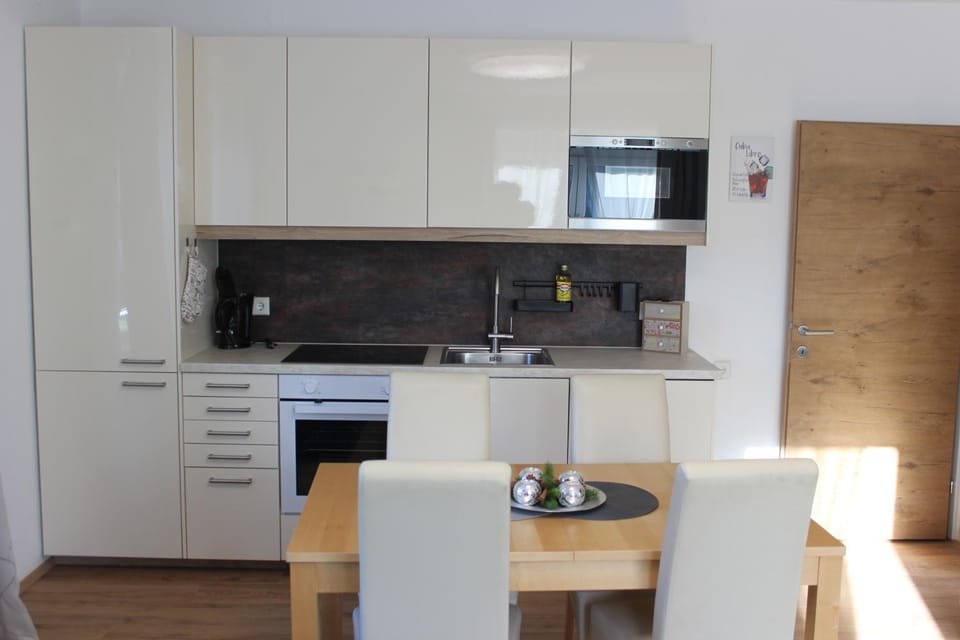 Kitchen or kitchenette, pet friendly, stove