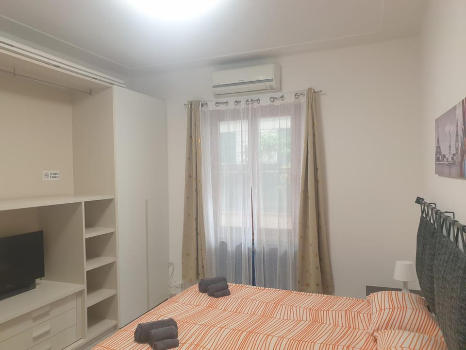 Bed, TV and multimedia, Photo of the whole room, Bedroom, wardrobe, air conditioner