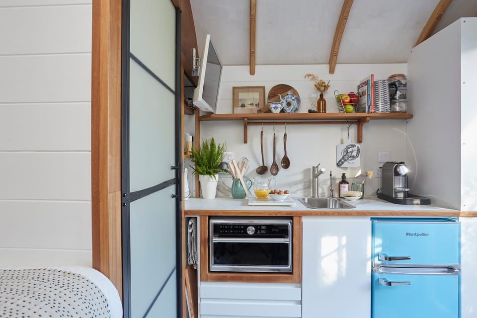 Coffee/tea facilities, Kitchen or kitchenette, microwave, oven, stove, toaster, kitchen, kitchen