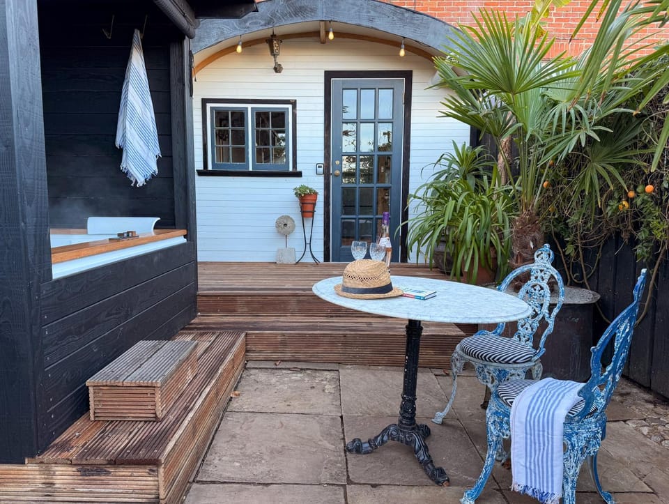 Property building, Patio, Day, Hot Tub, Balcony/Terrace, Dining area