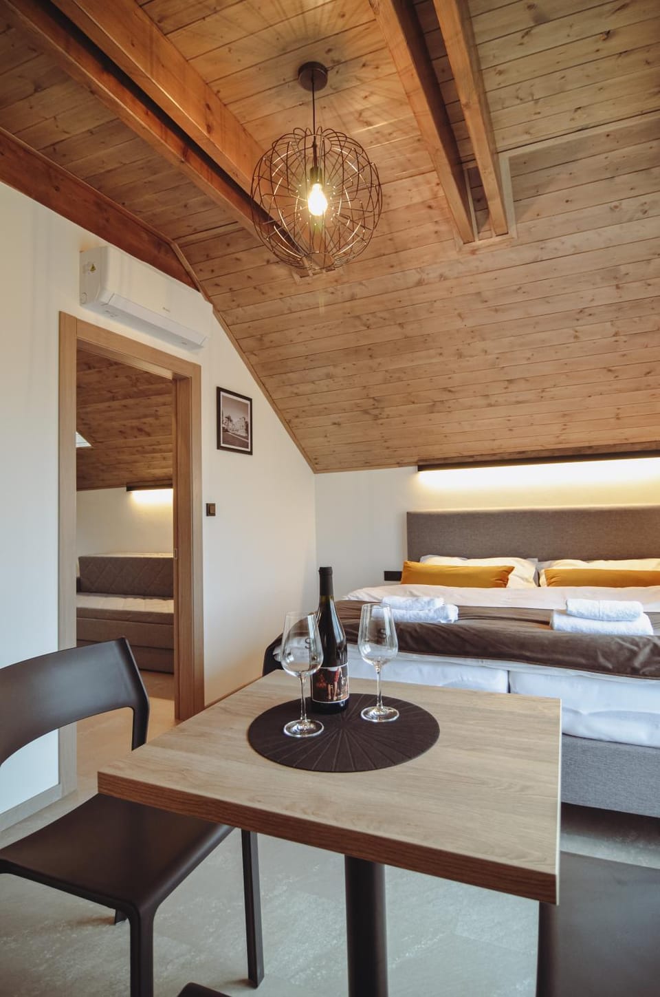 Bed, Photo of the whole room, Seating area