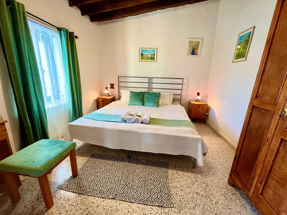 Bed, Photo of the whole room, Bedroom