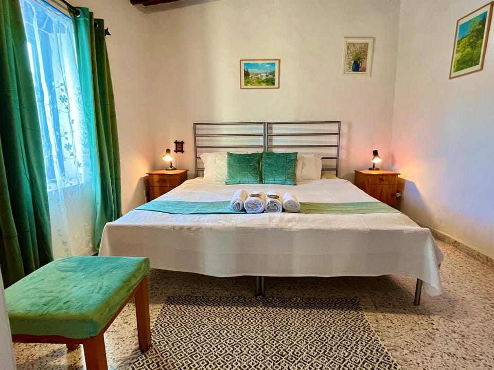 Bed, Photo of the whole room, Bedroom, towels