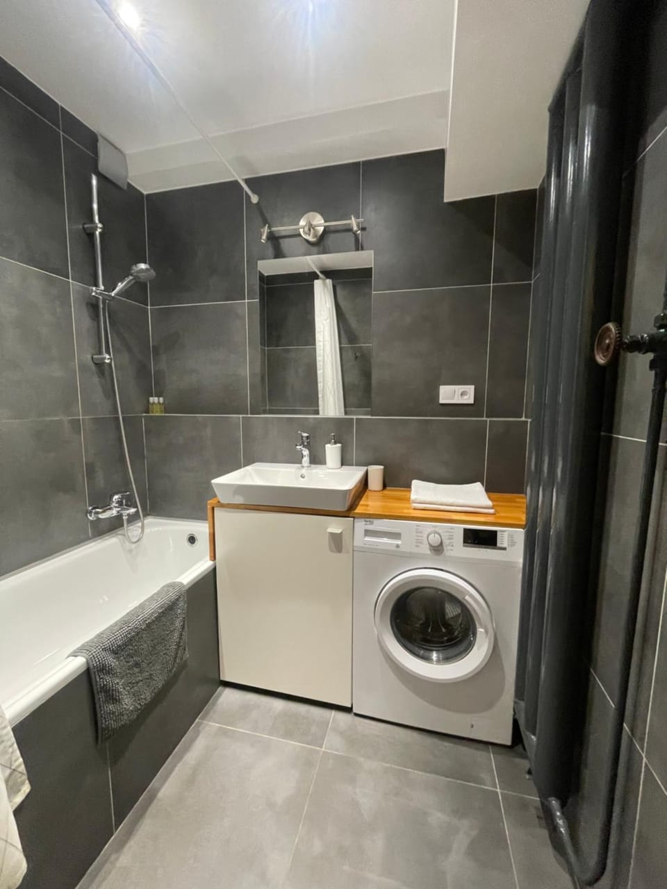 Shower, Bathroom, Bath, towels, washing machine