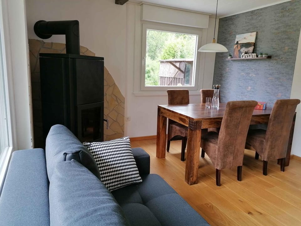 Living room, Dining area, Food, flat iron
