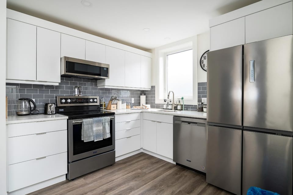 Coffee/tea facilities, Kitchen or kitchenette, dishwasher, oven, stove, toaster