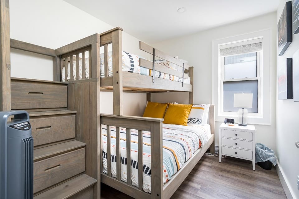 "Ski" at Hills Meaford, Second Floor Suite w Bunk Beds Apartment in Meaford