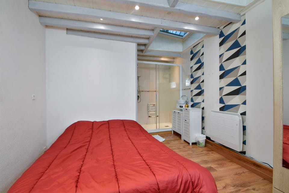 Photo of the whole room, Bedroom