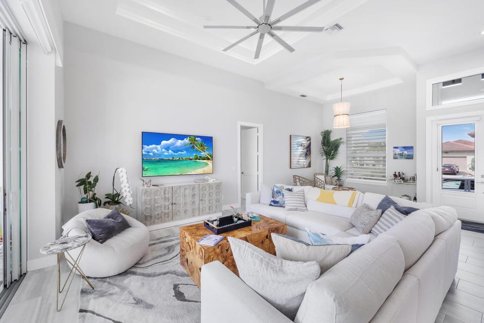 2022 built home with pool/spa and walk to Mackle Park House in Marco Island