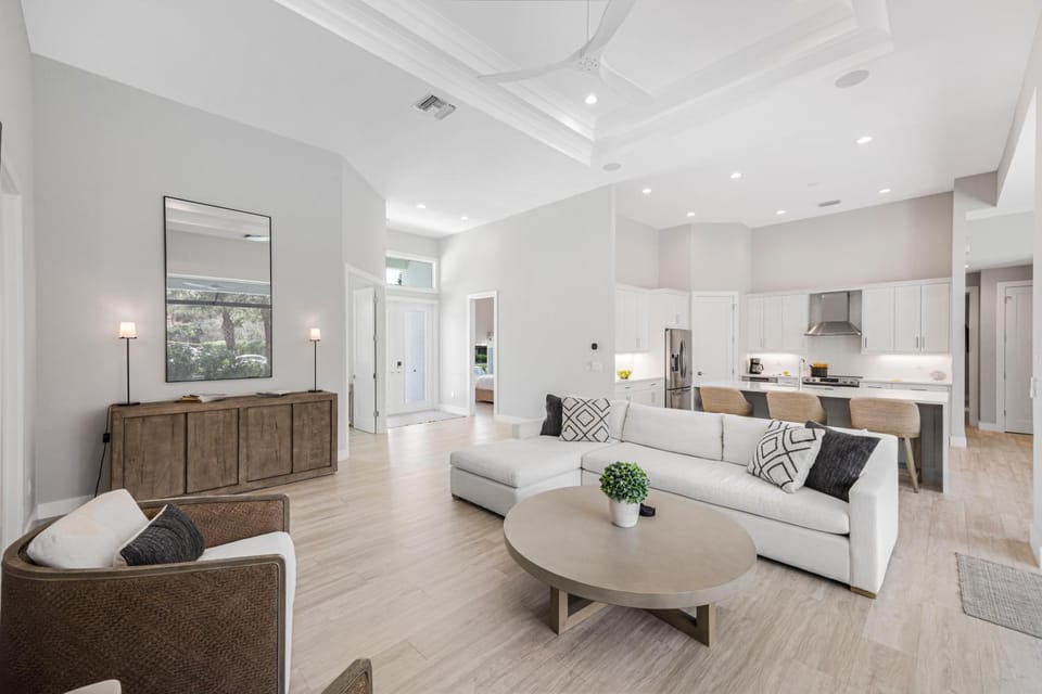 Modern 2023 built home steps to beach/shops/dining House in Marco Island