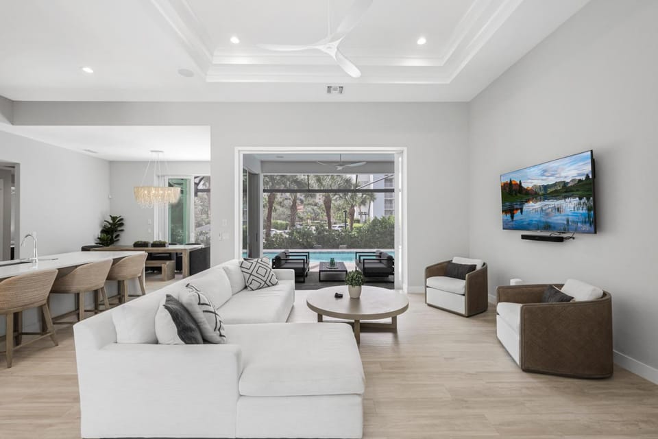 Modern 2023 built home steps to beach/shops/dining House in Marco Island