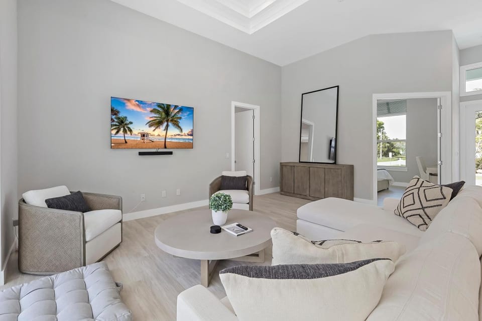 Modern 2023 built home steps to beach/shops/dining House in Marco Island