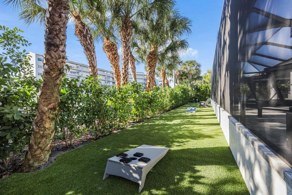 Modern 2023 built home steps to beach/shops/dining House in Marco Island