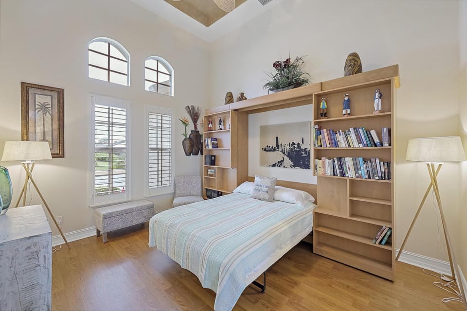 Beachy west exposure waterfront home with pool and spa House in Marco Island