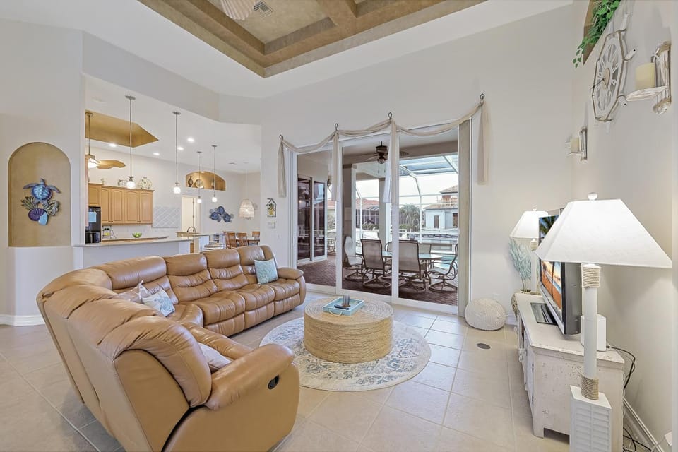 Beachy west exposure waterfront home with pool and spa House in Marco Island