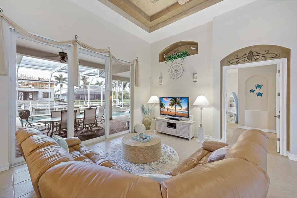 Beachy west exposure waterfront home with pool and spa House in Marco Island