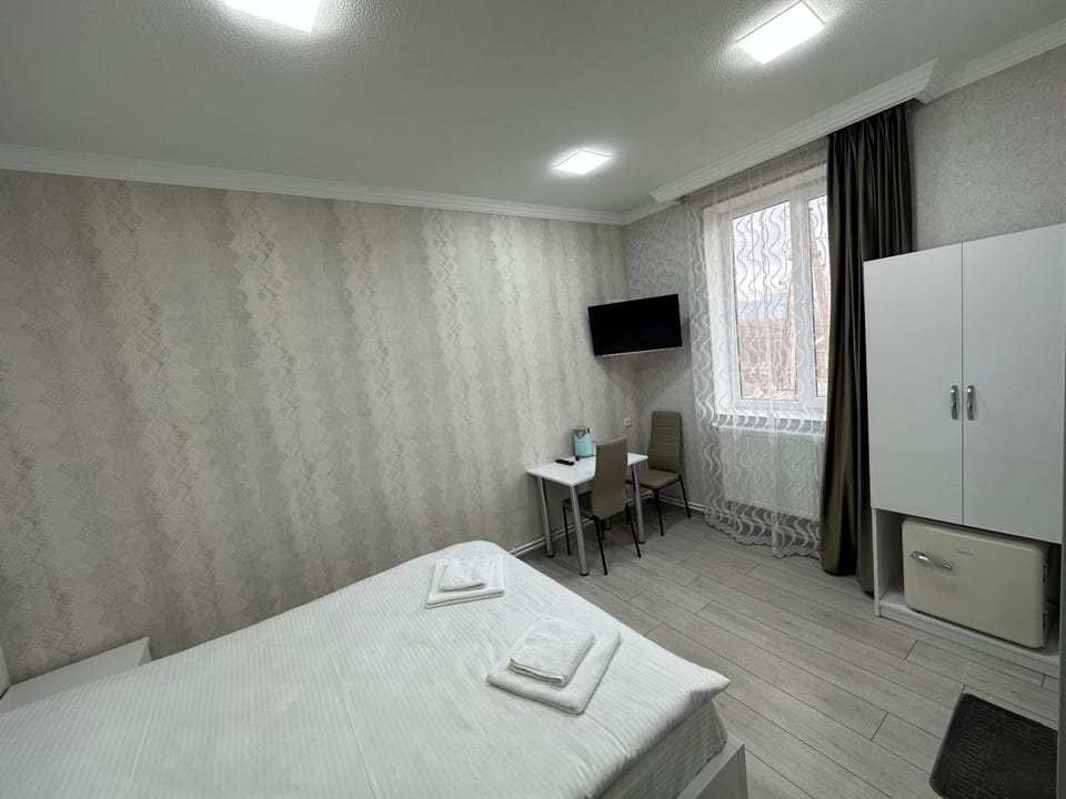 Bed, TV and multimedia, Photo of the whole room, Bedroom, hair dresser, wardrobe