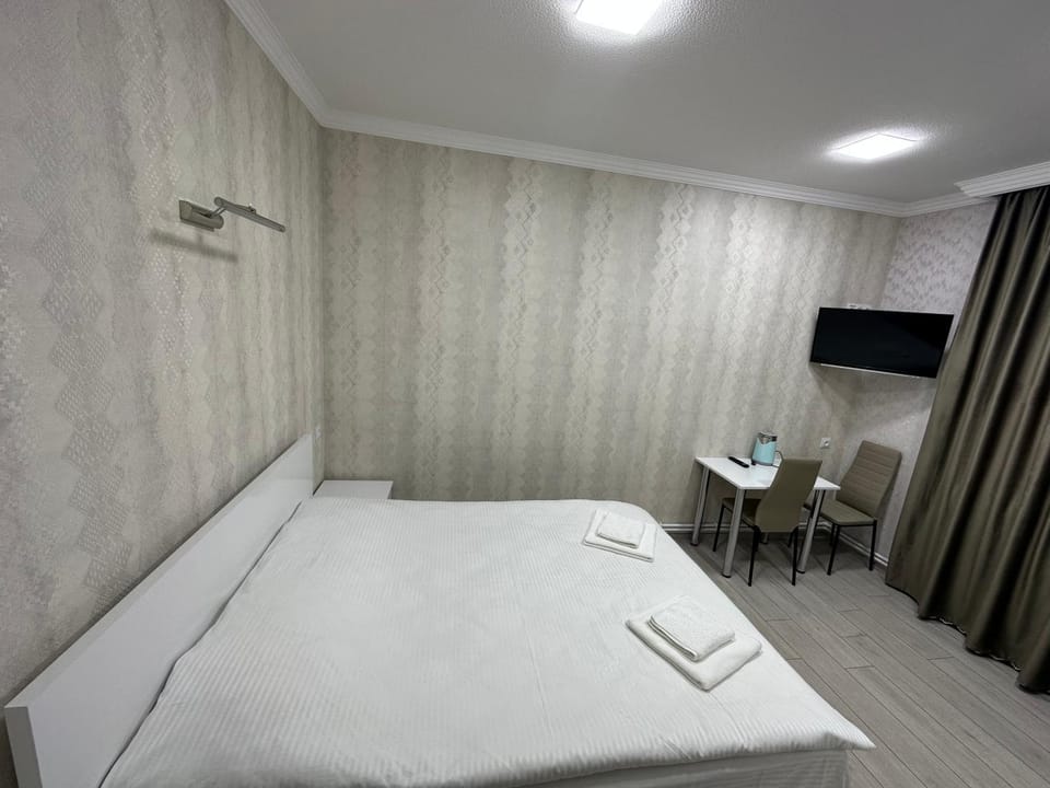 Bed, TV and multimedia, Photo of the whole room, Bedroom, hair dresser