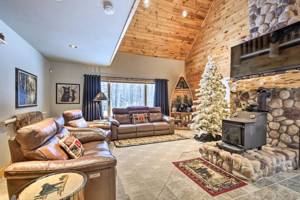 Phelps Cabin on 26 Acres w/ Fire Pit! Cabin in Wisconsin
