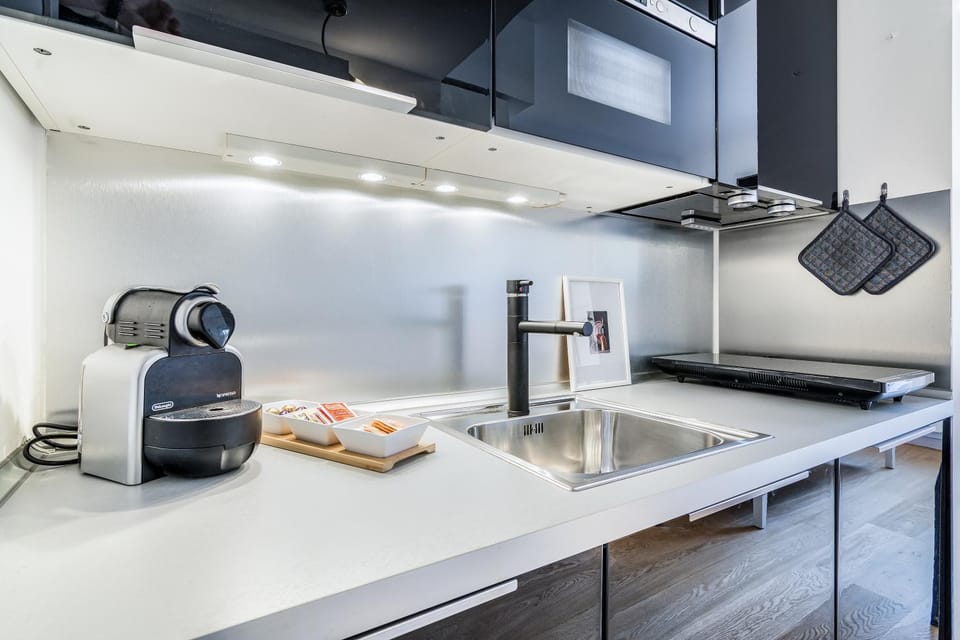 Coffee/tea facilities, Kitchen or kitchenette, minibar, stove, kitchen