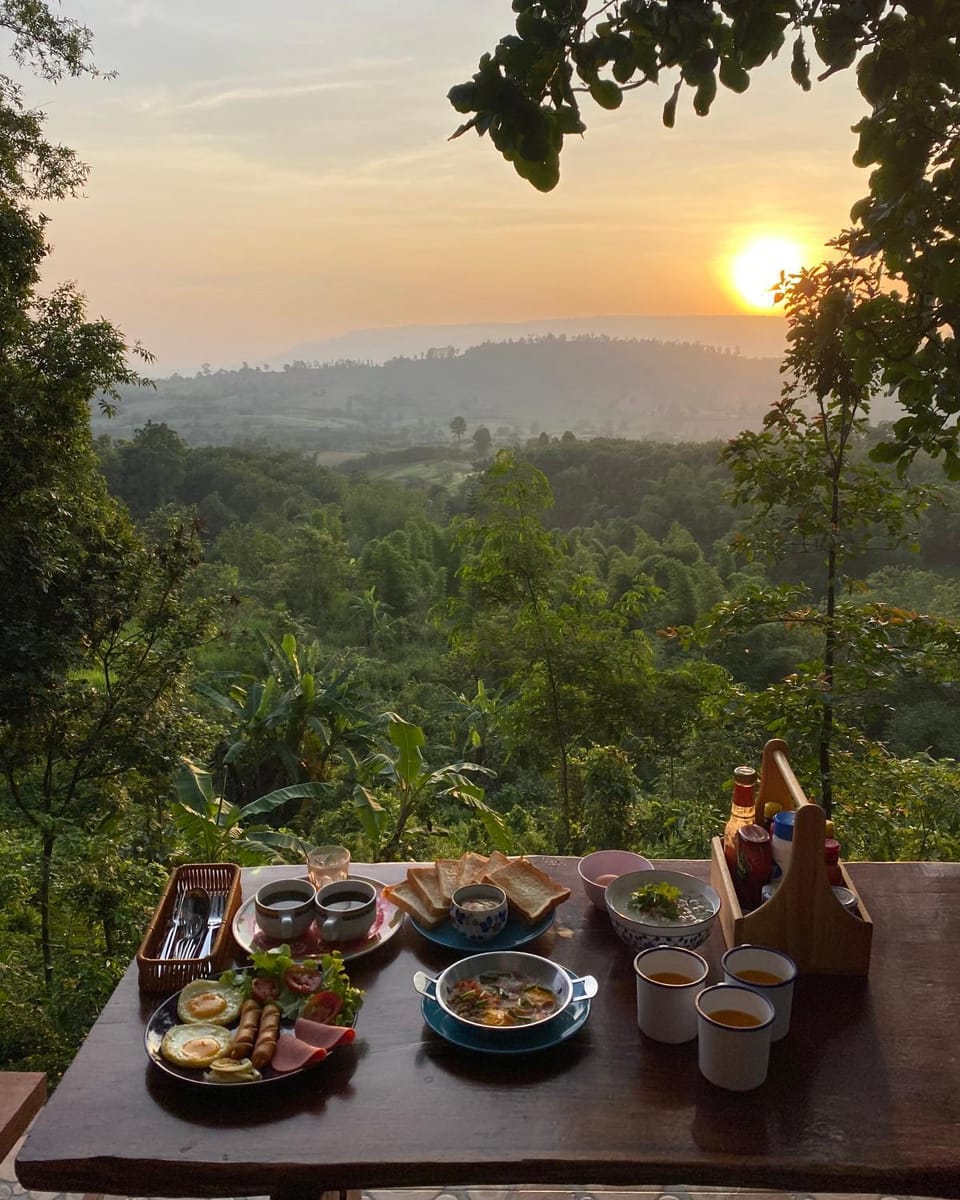 Natural landscape, Food and drinks, Dining area, Mountain view, Continental breakfast, Sunrise