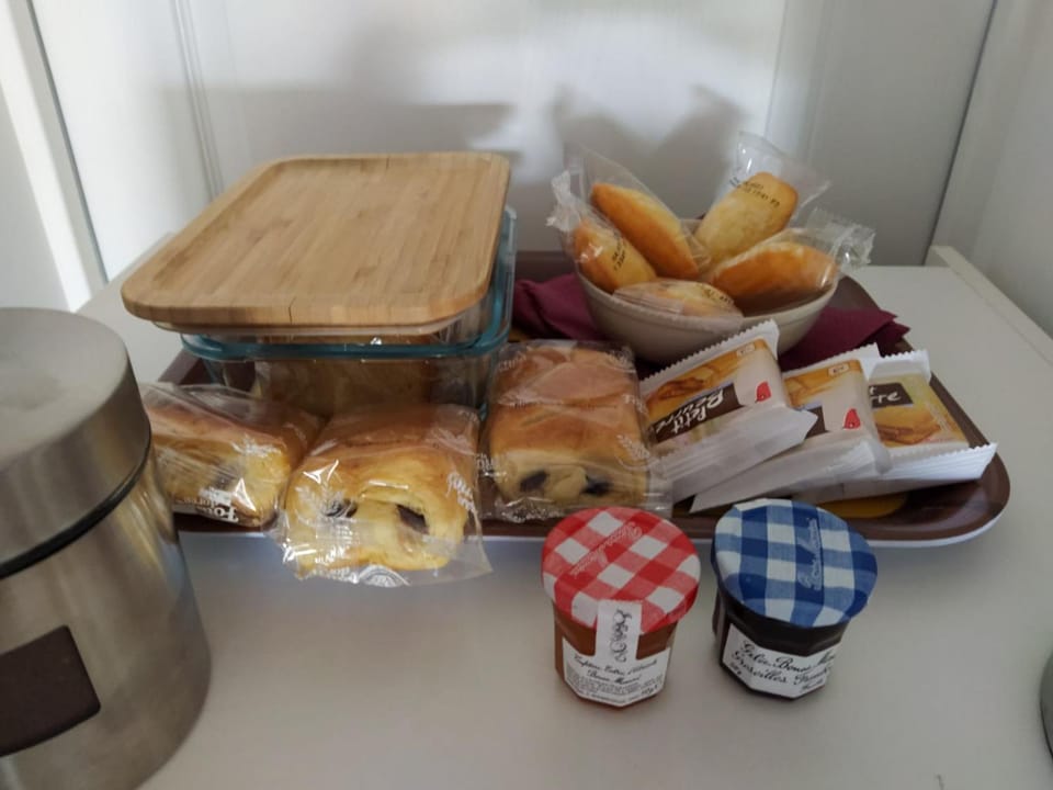 Kitchen or kitchenette, Food and drinks, Breakfast
