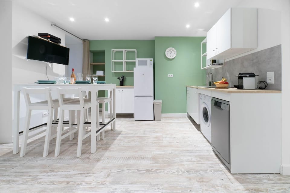 TV and multimedia, Coffee/tea facilities, Kitchen or kitchenette, Dining area, dishwasher, minibar, stove, toaster