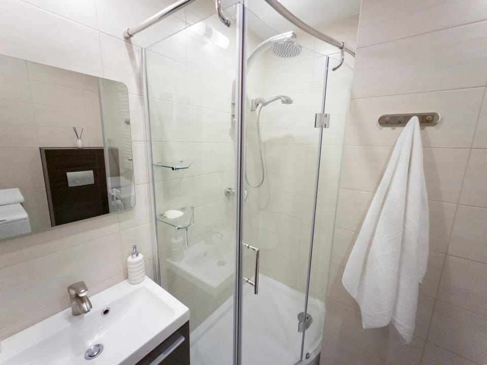 Shower, Toilet, Bathroom, towels