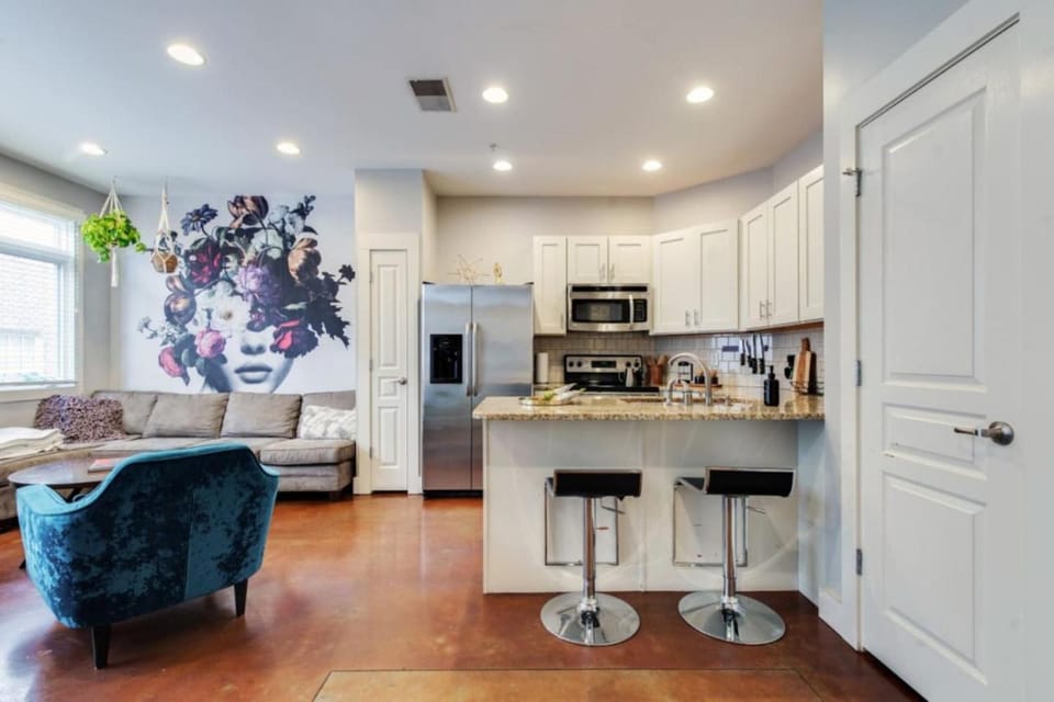 West End Townhome with 2 En-Suites and Free Private Parking House in Nashville