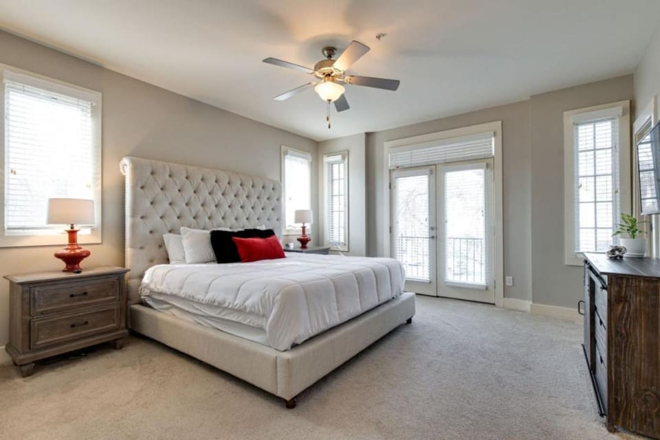 Music Row Luxury Suites - Two King Bedrooms - Private Garage & Ensuite Baths House in Nashville