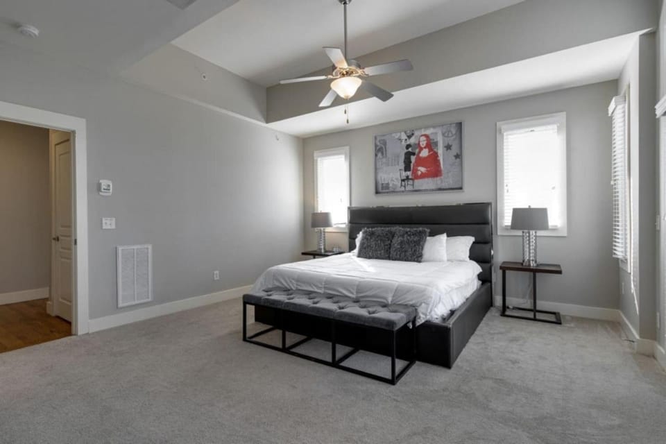 Music Row Luxury Suites - Two King Bedrooms - Private Garage & Ensuite Baths House in Nashville