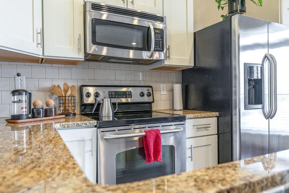 Coffee/tea facilities, Kitchen or kitchenette, minibar, stove